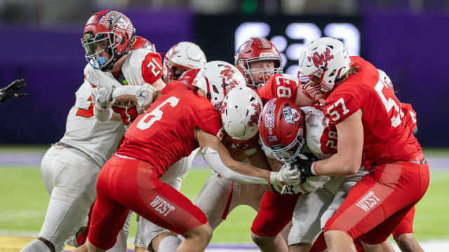 Elk River vs Mankato West Dec3-22 Jeff Lawler43